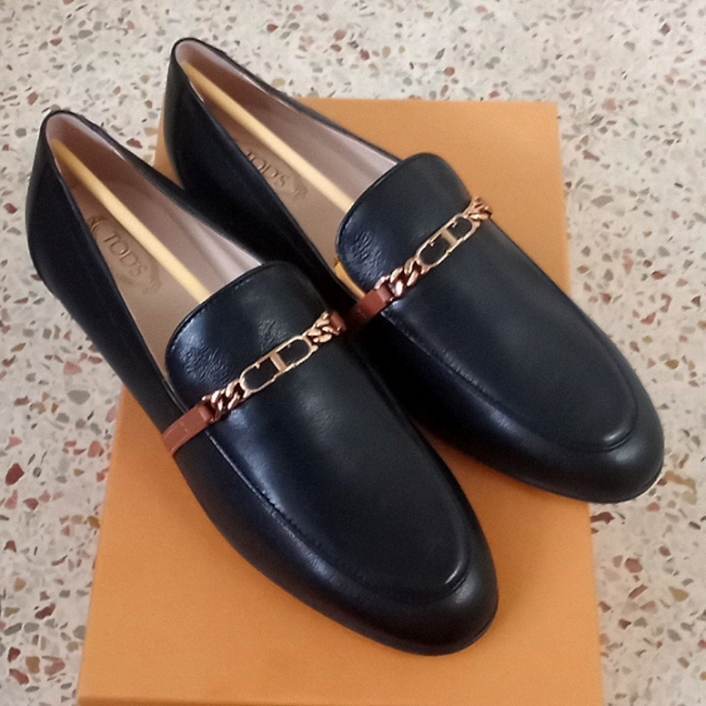 Tod's loafers in leather with leather sole